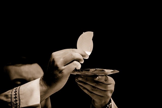 eucharist-1591663_640 eucharist-1591663_640